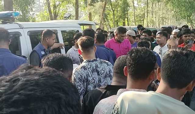 নোয়াখালীতে প্রকাশ্যে যুবককে গলা কেটে ও কুপিয়ে হত্যা