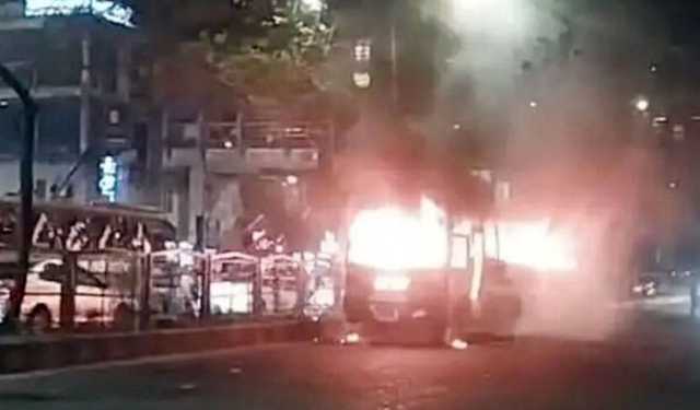 ধানমন্ডিতে ল্যাবএইড হাসপাতালের সামনে বাসে আগুন