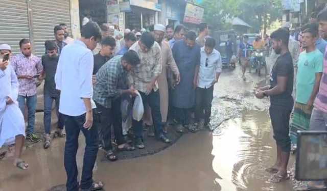 সড়কে গর্তের পানিতে মাছ ছেড়ে প্রতিবাদ হাসনাত আব্দুল্লাহর