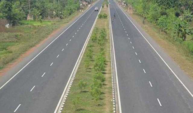 পাঁচজন ফিরছিলেন ট্রাকে, অচেতন উদ্ধার হলেন সড়কে, কী ঘটেছিল আসলে