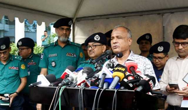 ‘আইনশৃঙ্খলার উন্নতি হচ্ছে’ শুনেই সাংবাদিককে ডেকে প্রশ্ন নিলেন উপদেষ্টা
