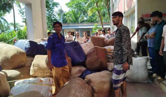 বিপুল ভারতীয় শাড়ি-থ্রিপিসসহ কাভার্ডভ্যান জব্দ, আটক ২