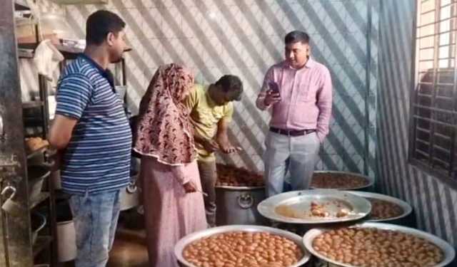 কড়াইয়ে টিকটিকির মল, টাঙ্গাইলের গৌর ঘোষ দধি ও মিষ্টান্ন ভান্ডারকে জরিমানা