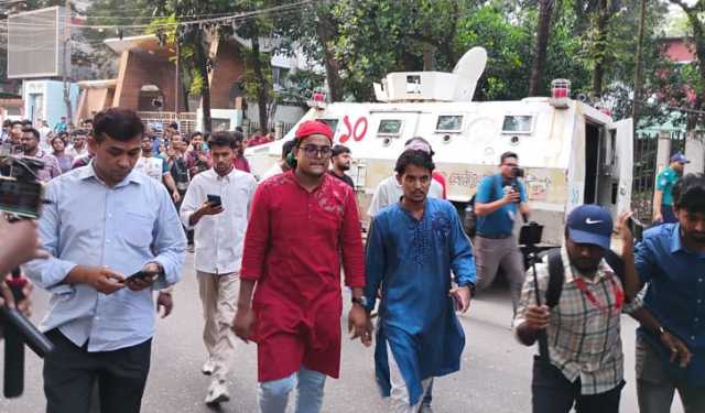 শিক্ষা উপদেষ্টার সঙ্গে আলোচনায় বসেছেন শিক্ষার্থীরা
