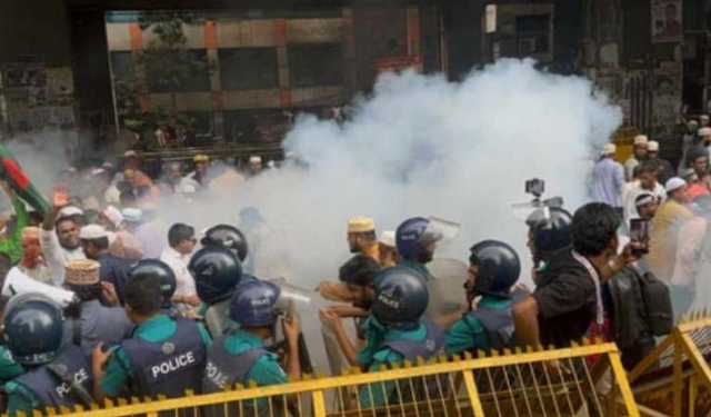 সচিবালয় অভিমুখে ইবতেদায়ি শিক্ষকদের মিছিল পুলিশ বাধায় ছত্রভঙ্গ