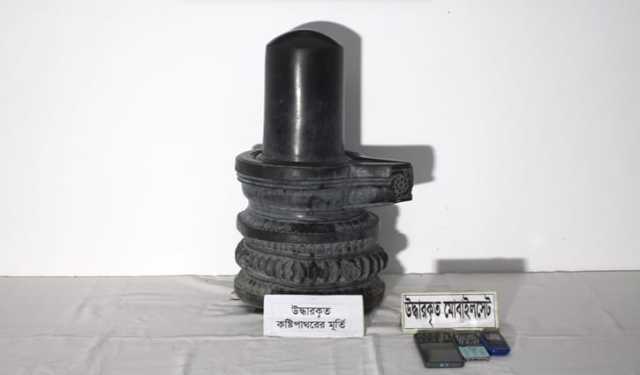 কষ্টি পাথরের শিবলিঙ্গসহ গ্রেপ্তার ৩