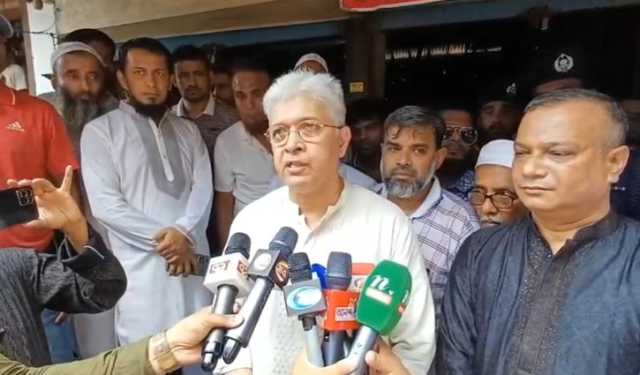 ক্ষতিগ্রস্ত শ্রীনগর বাজার পরিদর্শন করলেন উপদেষ্টা আদিলুর রহমান