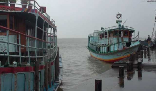 বৈরী আবহাওয়ায় পাটুরিয়া-দৌলতদিয়া লঞ্চ রুট বন্ধ