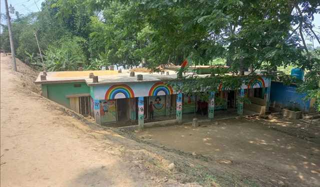 বাঁধের নিচে বিদ্যালয়, বিপাকে শিক্ষার্থী!