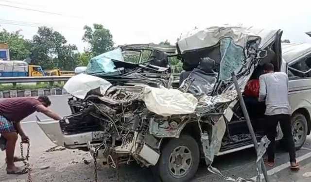 ট্রাকের পেছনে মাইক্রোবাসের ধাক্কা, টাঙ্গাইলে নিহত ৩