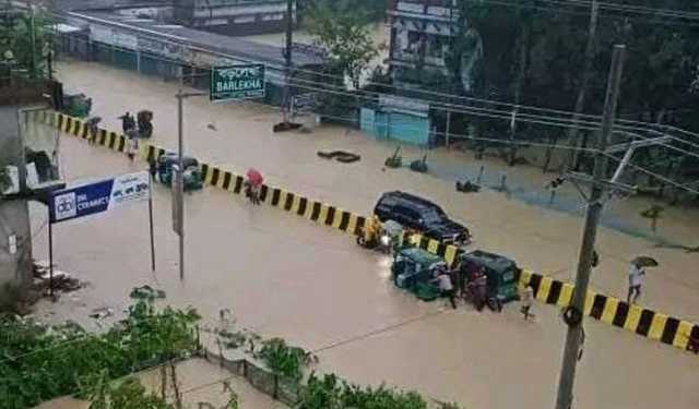 ভারী বর্ষণ ও পাহাড়ি ঢলে বড়লেখা প্লাবিত, পানিবন্দি লাখ মানুষ