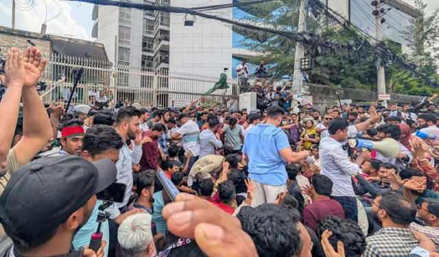 ইসি ভবনের মূল ফটকে এনসিপির নেতাকর্মীরা