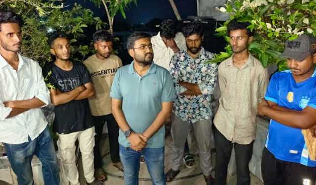 খুলনায় চাঁদা নিতে গিয়ে ৮ যুবক আটক