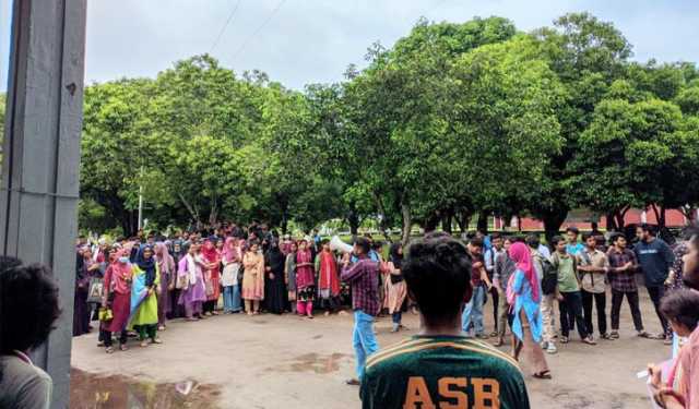 ৬ দফা আদায়ে ক্লাস-পরীক্ষা বর্জন বাকৃবি শিক্ষার্থীদের
