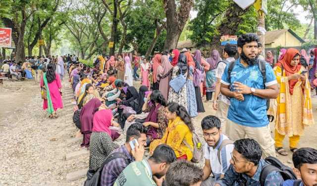 রেললাইন অবরোধ করে বাকৃবি শিক্ষার্থীদের বিক্ষোভ