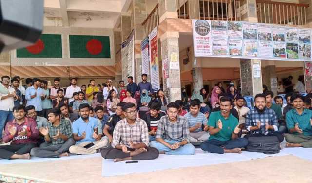 উপাচার্যের পদত্যাগের দাবিতে ববির প্রশাসনিক ভবনে তালা