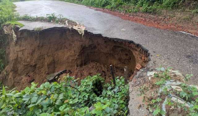 বৃষ্টিতে লামা-সুয়ালক সড়কের ৩ স্থানে ভাঙন, যান চলাচল বন্ধ