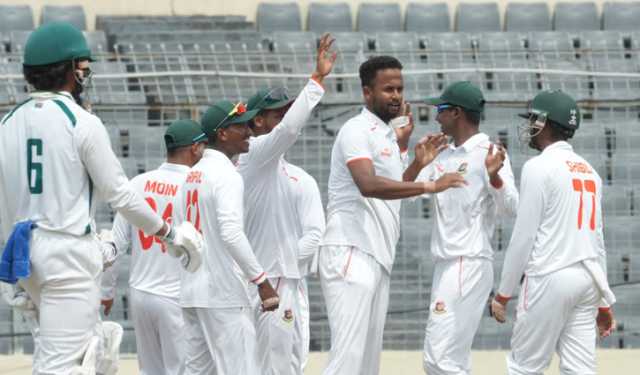 লেজের ব্যাটসম্যানদের দাপটের পর স্পিনে নড়বড়ে দক্ষিণ আফ্রিকা