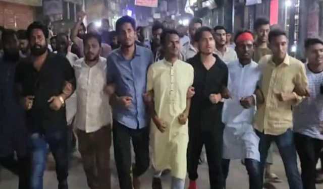 আ.লীগের রাজনীতি নিষিদ্ধ: জেলায় জেলায় আনন্দ, মিষ্টি বিতরণ 