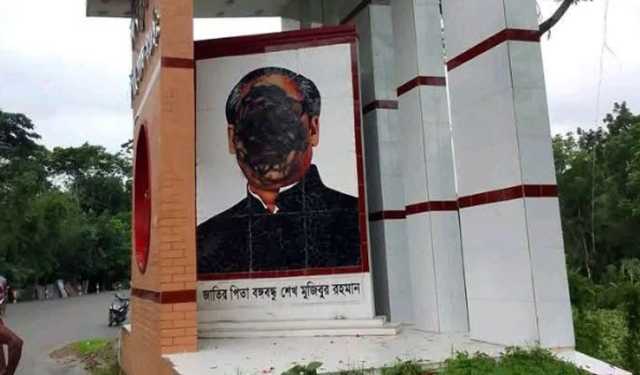 এবার টুঙ্গিপাড়ায় বঙ্গবন্ধুর প্রতিকৃতিতে কালি মাখালো দুর্বৃত্তরা