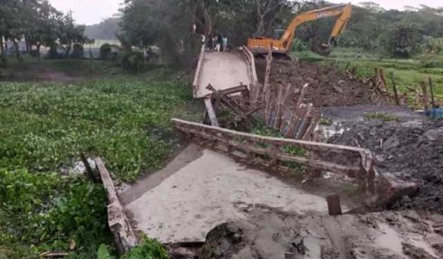 আমতলীতে সেতু ভেঙে খালে, ভোগান্তি