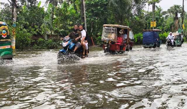 টানা বৃষ্টিতে জলাবদ্ধ কুমিল্লা শহর, জনজীবনে দুর্ভোগ