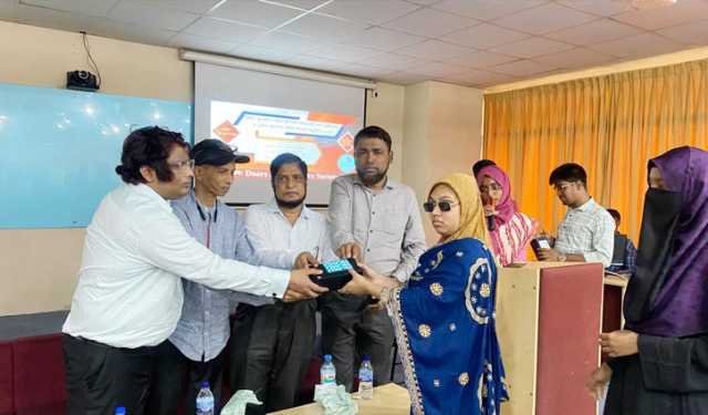 চবিতে প্রতিবন্ধী শিক্ষার্থীদের মাঝে কোরআন ও স্মার্টফোন বিতরণ