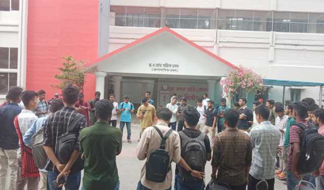 চবির হলে পাওয়া আসন স্থগিত করায় শিক্ষার্থীদের বিক্ষোভ