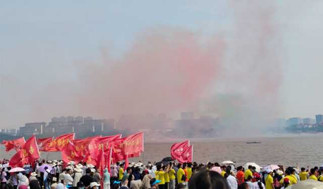 চীনে বর্ণাঢ্য ড্রাগন বোট উৎসব উদযাপন