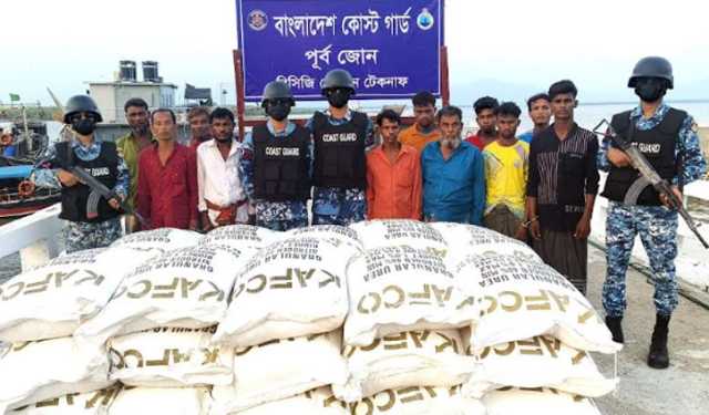 মিয়ানমারে পাচারকালে বিপুল পরিমাণ ইউরিয়া সারসহ আটক ১১ 