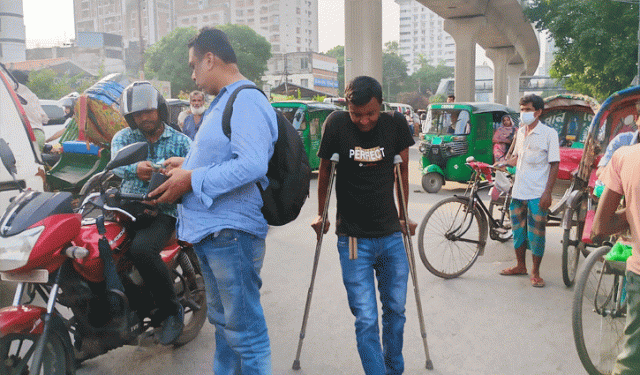 আন্দোলনের নগরী ঢাকা: গন্তব্যে পৌঁছাতে ভরসা দুই পা