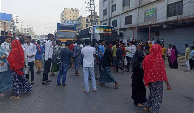 ট্রাকচাপায় নারীর মৃত্যু, মহাসড়ক অবরোধ করে রেখেছে বিক্ষুব্ধ জনতা