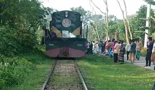 রেললাইনে ফাটল, স্ত্রীর লাল ওড়না উড়িয়ে ট্রেন থামালেন মজিবুর