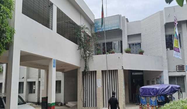 শ্রীপুর স্বাস্থ্য কমপ্লেক্সে যোগ দেওয়ার পরদিন থেকেই অনুপস্থিত চিকিৎসক