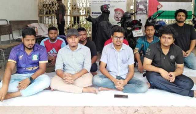 হল বন্ধের সিদ্ধান্তের প্রতিবাদে ইবি শিক্ষার্থীদের অবস্থান