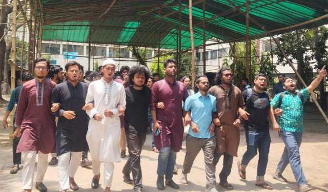 ৪ দফা দাবিতে জবি শিক্ষার্থীদের বিক্ষোভ