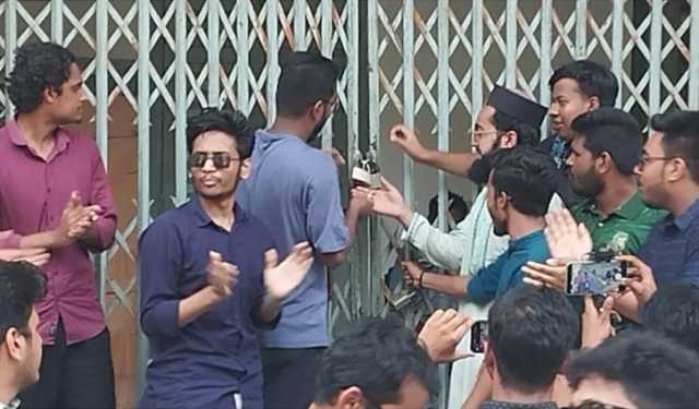 ৪ দাবিতে জবির প্রশাসনিক ভবনে তালা শিক্ষার্থীদের