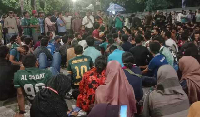 টানা ৮ ঘণ্টার আন্দোলনে জবি শিক্ষক-শিক্ষার্থীরা, মেলেনি বার্তা