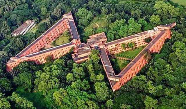 জাবির গাঁজা সেবনকালে সাবেক ছাত্রলীগ কর্মীসহ আটক ৪