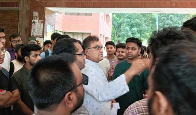 জাবিতে আবাসিক হলের পাশে একাডেমিক ভবন নির্মাণের প্রতিবাদ