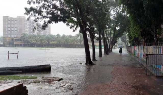নিম্নচাপের প্রভাবে ঝালকাঠি শহরে জলাবদ্ধতা