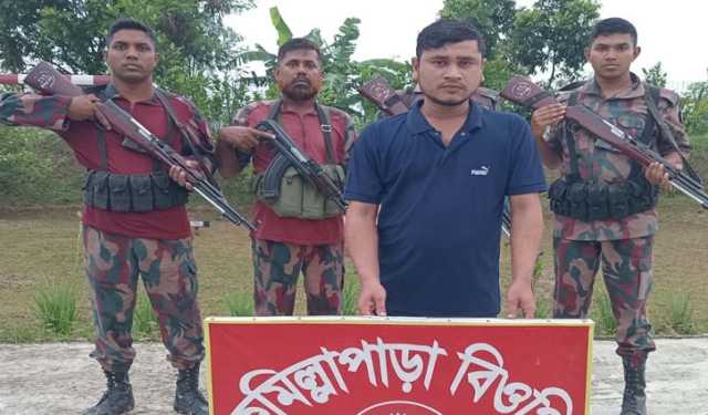 সীমান্ত পারাপারের অভিযোগে আটক ১২