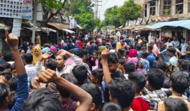 ছাত্রীকে কুপ্রস্তাব, শিক্ষকের বিচারের দাবিতে বিক্ষোভ
