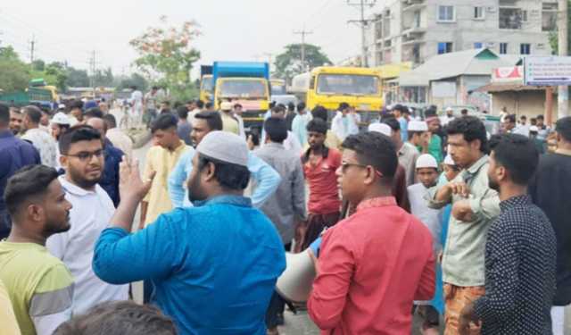 শ্রীপুরে স্পিড ব্রেকারের দাবিতে সড়কে বিক্ষোভ