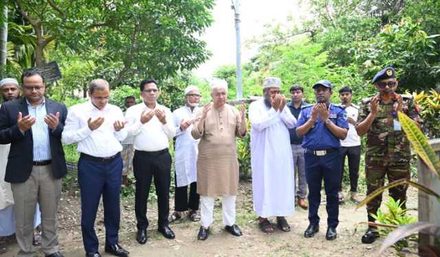 খুলনায় শহিদ সাকিবের কবর জিয়ারত করলেন উপদেষ্টা আদিলুর