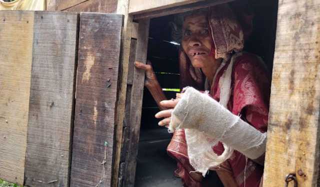 মুরগির খোপেই দিন কাটে শতবর্ষী লালবড়ুর