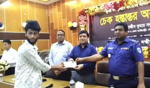 লক্ষ্মীপুরে গণঅভ্যুত্থানে আহতদের অনুদানের চেক বিতরণ 