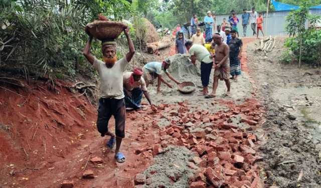 চাটমোহরে নিজ অর্থায়নে ও স্বেচ্ছাশ্রমে গ্রামবাসীর রাস্তা নির্মাণ 
