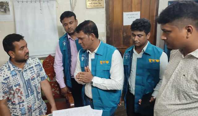 দুদকের অভিযান: দালাল আর টাকা ছাড়া কাজ হয় না পাবনা বিআরটিএতে
