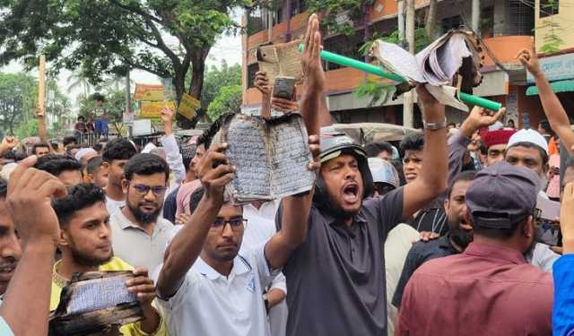 পাবনায় জামায়াতের অফিসে আগুন, পোড়া কোরআন নিয়ে বিক্ষোভ